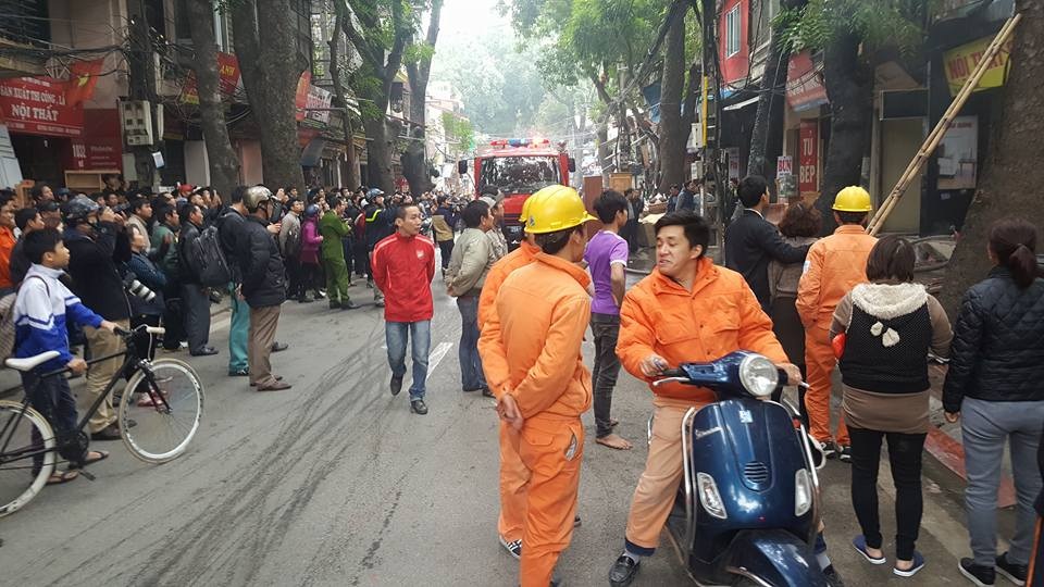 Hà Nội: Cửa hàng nội thất trên phố bốc cháy dữ dội - 3 Vụ cháy làm tuyến đường Đê La Thành ùn tắc cục bộ.