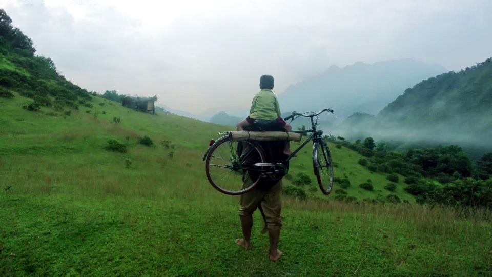 Cảnh trong phim Cha cõng con.