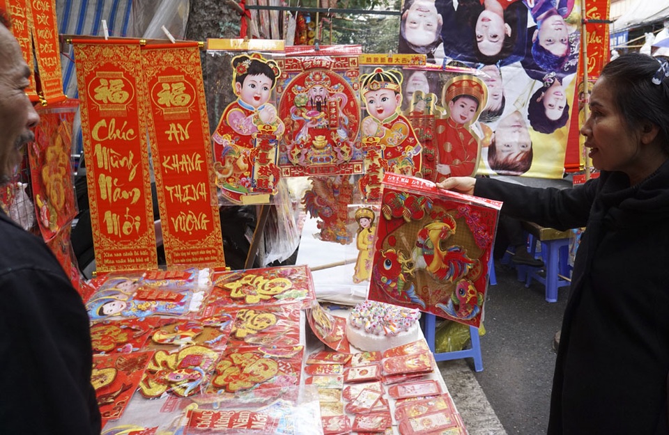 Chợ hoa lâu đời nhất Hà Nội ngày cận Tết - 5
Tết Đinh Dậu, hình ảnh con gà hiện diện khắp chợ.