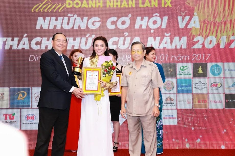 Á hậu Mai Phương Trang nền nã với áo dài truyền thống - 4 Lọt top 20 nữ doanh nhân xuất sắc do Câu lạc bộ Doanh Nhân Sao Việt bình chọn là phần thưởng xứng đáng cho á hậu Mai Phương Trang.