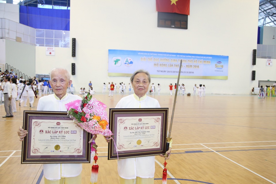 Đồng diễn Thể dục dưỡng sinh có số lượng người cao tuổi tham gia đông nhất - 4
Tổ chức kỷ lục Việt Nam trao Bằng xác lập kỷ lục cho 2 cụ ông, cụ bà lớn tuổi nhất biểu diễn bài Thái cực kiếm 32 thức