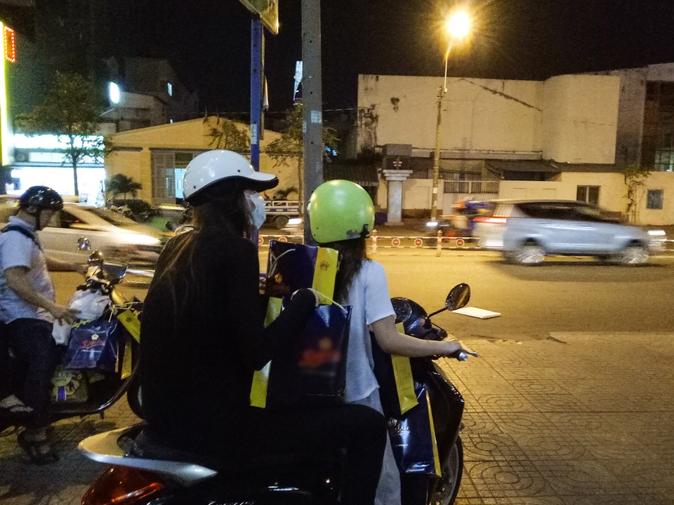 Hồ Ngọc Hà đi xe máy trao quà người cơ nhỡ lúc nửa đêm - 3 Mặc dù phải di chuyển bằng xe máy, tay xách nhiều quà nhưng Hồ Ngọc Hà khá thoải mái di chuyển qua nhiều quận, trực tiếp trao tặng nhiều phần quà ý nghĩa để góp thêm niềm vui nhỏ trước thềm năm mới.