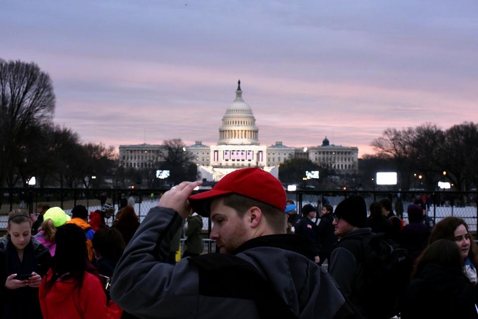 Hàng nghìn người đội mưa chờ lễ nhậm chức của ông Trump - 6 Nhiều người có mặt ở khu vực bên ngoài Điện Capitol từ khi trời vẫn còn tối để đón chờ lễ nhậm chức của Tổng thống đắc cử Trump. An ninh được tăng cường tại các khu vực gần nơi diễn ra lễ nhậm chức. (Ảnh: Reuters)