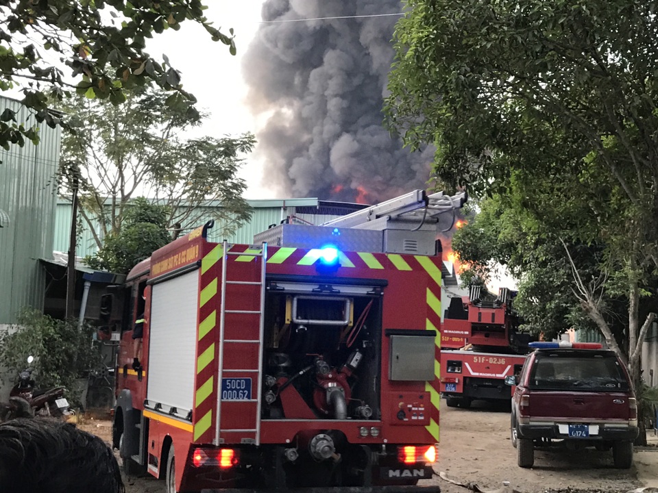 Lực lượng chữa cháy chuyên nghiệp tại hiện trường