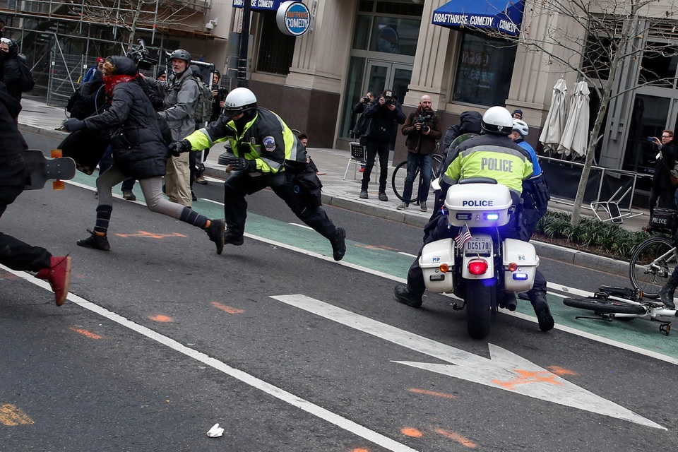 Cánh sát Mỹ bắt hơn 200 người biểu tình phản đối Tổng thống Trump - 7 Cánh sát Mỹ bắt hơn 200 người biểu tình phản đối Tổng thống Trump - 7