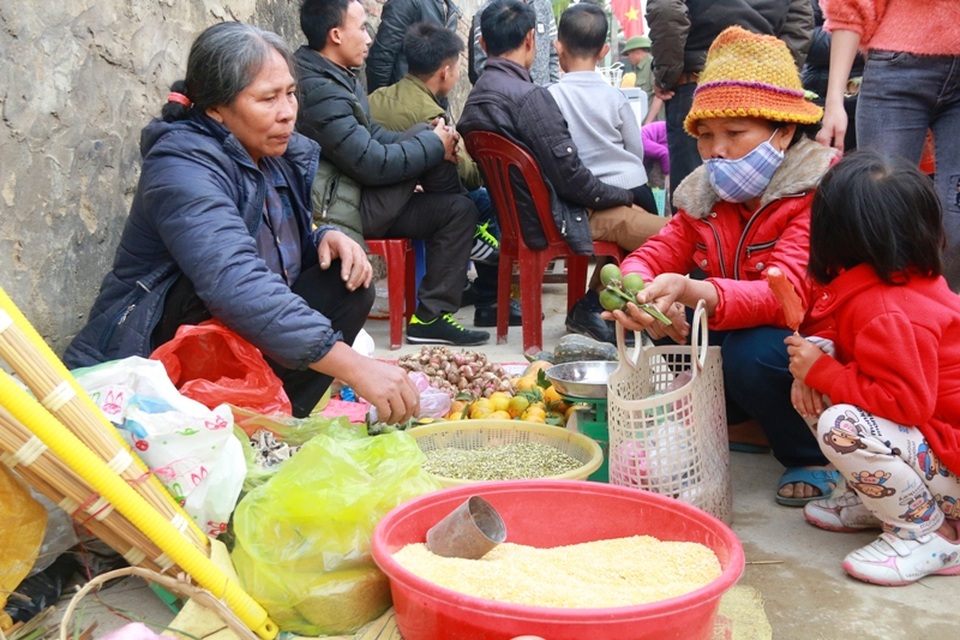 26 Tết đi chợ Thiều "mua may bán rủi" - 4
Các nhu yếu phẩm phục vụ trong ngày Tết luôn được nhiều người quan tâm. Gạo nếp, đậu xanh, lá dong, trầu cau... là món hàng nhiều người đến chợ thường mua về để sử dụng trong ngày Tết.