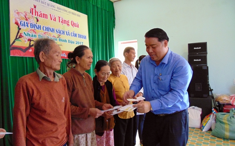 Tập đoàn Đất Quảng mang xuân ấm về với đồng bào nghèo tỉnh Quảng Nam - 1 Ông Nguyễn Viết Dũng - Chủ tịch HĐQT Công ty CP Tập đoàn Đất Quảng - trao quà cho bà con xã Cẩm Thanh.
