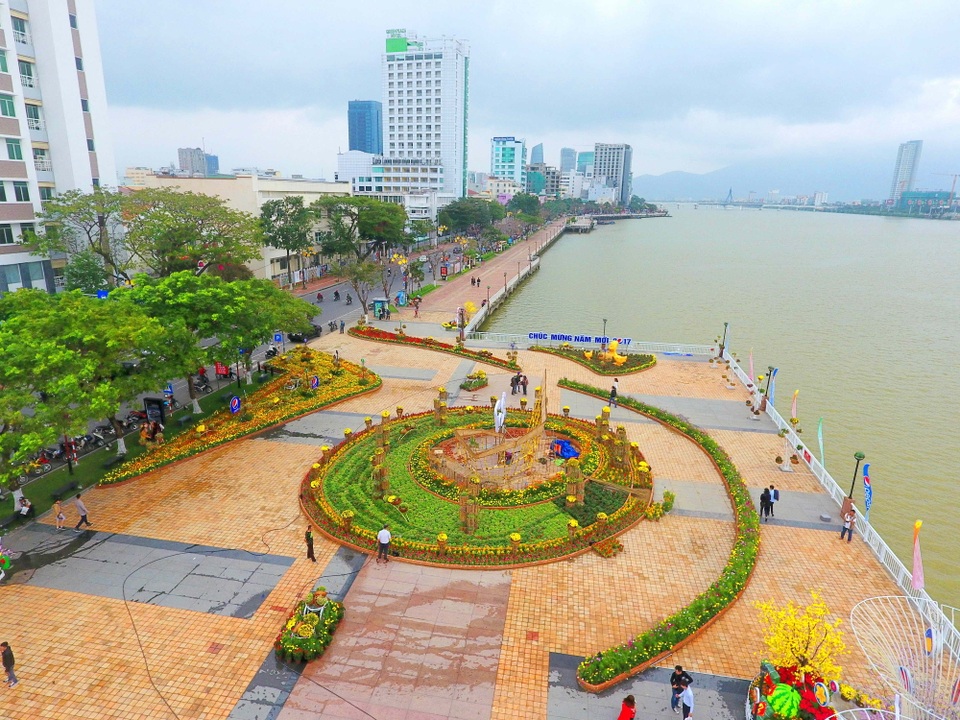 Ngắm Đà Nẵng từ trên cao trời đất vào xuân - 4 Một điểm nhấn trên vỉa vè đường Bạch Đằng