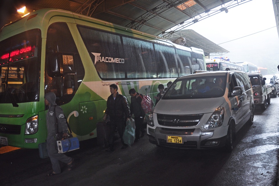 Cửa khẩu quốc tế Cầu Treo "nghẹt thở" những ngày cuối năm - 3 Cửa khẩu quốc tế Cầu Treo "nghẹt thở" những ngày cuối năm - 3