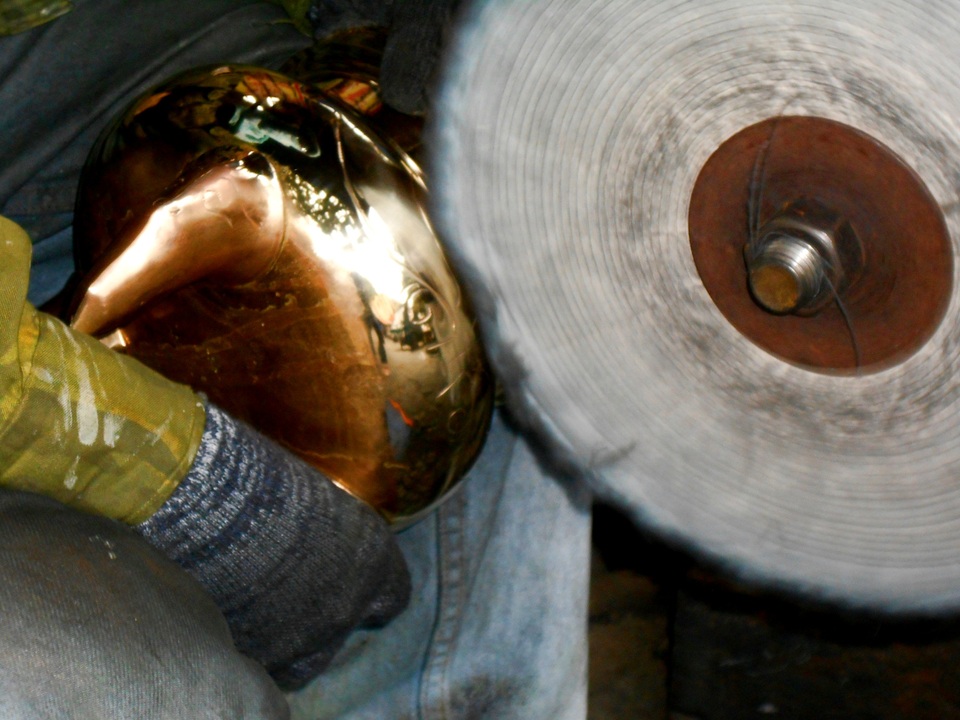 Tất bật mưu sinh với “nghề thời vụ” cuối năm - 4 Đánh lư đồng cũng như một số nghề liên quan đến tâm linh, người đánh phải giữ tâm trong sáng