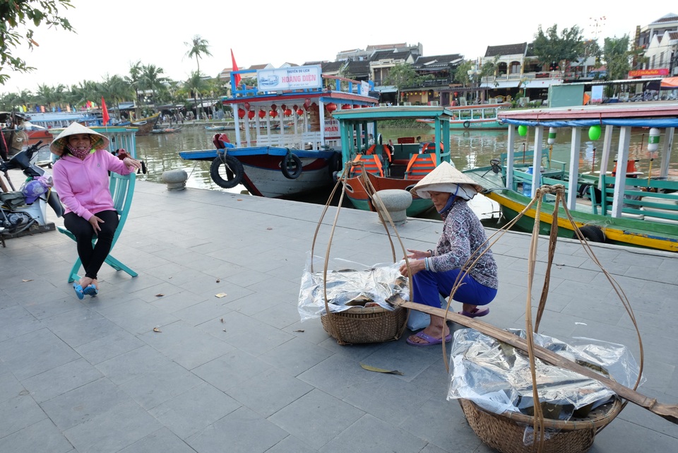 Các bà, các mẹ gánh hàng rong vẫn tảo tần mưu sinh trên phố ngày giáp Tết