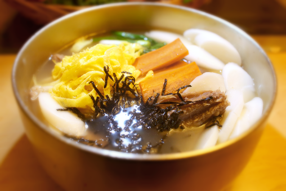 Canh bánh gạo truyền thống của người Hàn 