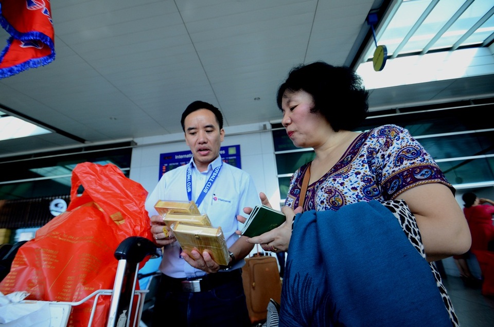 Tặng lá bồ đề cho du khách xuất hành đầu năm - 4 Khách du lịch nhận hộ chiếu, vé máy bay và quà tặng là chiếc lá bồ đề.