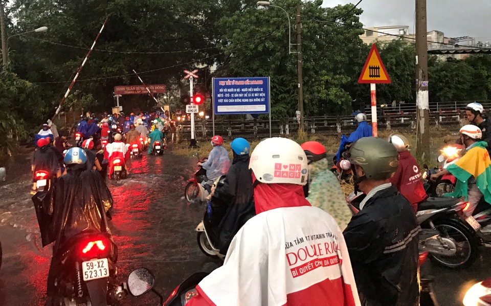 Mưa trái mùa cực lớn, kéo dài nhiều giờ chiều mùng 6 Tết ở Sài Gòn - 13 Mưa trái mùa cực lớn, kéo dài nhiều giờ chiều mùng 6 Tết ở Sài Gòn - 13