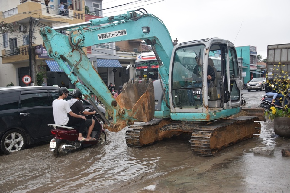 QL1A ách tắc nhiều giờ, kéo dài cả chục cây số - 4 Xe múc được tăng cường để lấp ổ trâu đọng nước