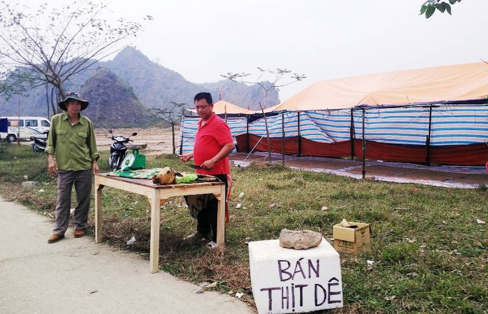 Nhiều hộ dân vừa cho thuê chỗ ngồi vừa bán cả thịt dê kiếm thêm thu nhập.