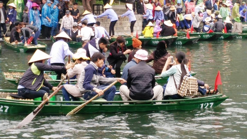 Du khách “liều mình” trên những chuyến đò du xuân ở Tràng An - 4 Du khách “liều mình” trên những chuyến đò du xuân ở Tràng An - 4