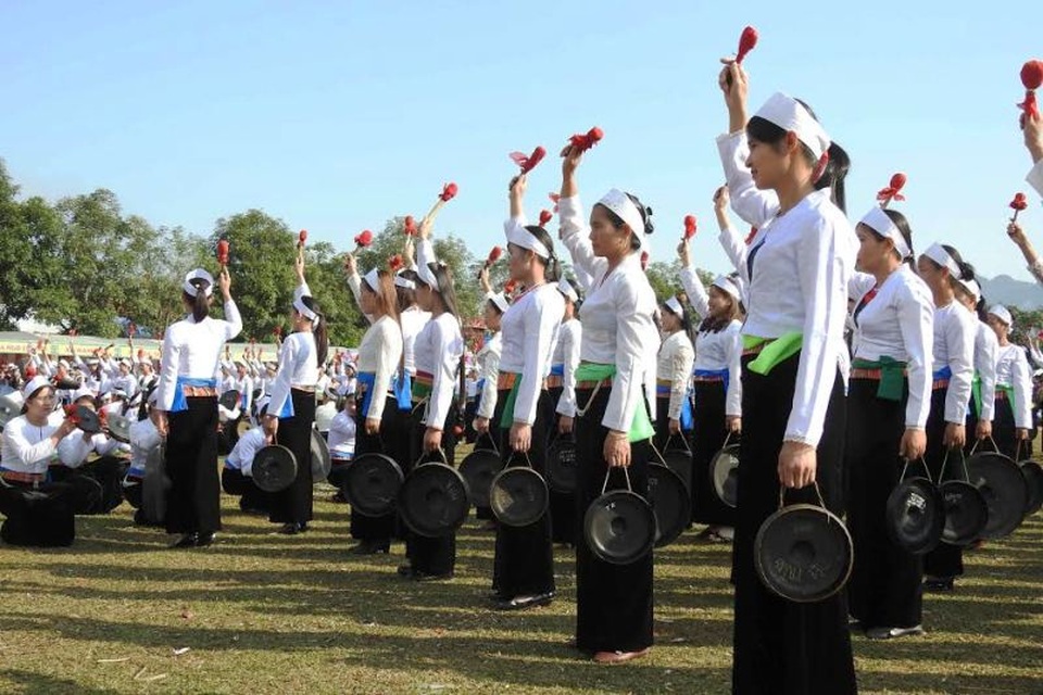 Rộn ràng lễ khai hạ Mường Bi - 7 Những năm gần đây, ngoài các hoạt động giao lưu văn hóa văn nghệ còn có tiết mục hòa tấu chiêng do các phụ nữ Mường biểu diễn trong lễ khai hạ.