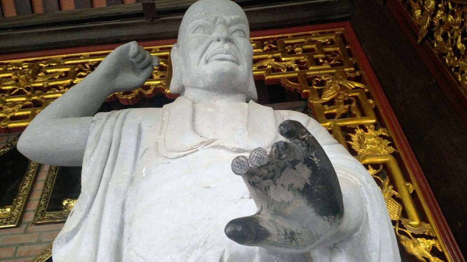Một vị La Hán không chỉ bị sờ mòn tay mà một số ngón tay cũng đã bị bẻ gãy. Không chỉ tượng phật này mà nhiều tượng khác trong chùa cũng bị du khách làm hư hỏng và thiếu đi các bộ phận trên cơ thể.
