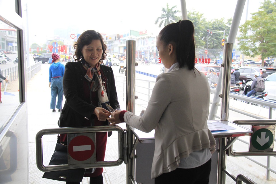 Ngày đầu bán vé xe buýt nhanh, hành khách vẫn nêm chật cứng - 3 Hành khách vui vẻ sử dụng buýt nhanh trong ngày đầu thu phí