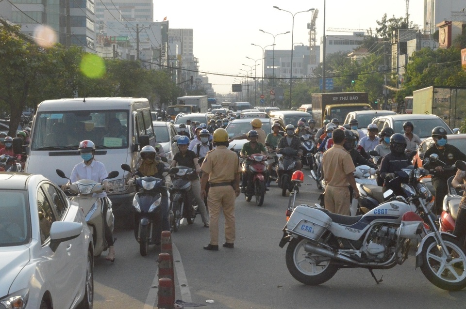 Ô tô tông hàng loạt xe máy, 3 người bị thương - 4 Do ảnh hưởng của vụ tai nạn khiến giao thông qua khu vực ùn xe kéo dài
