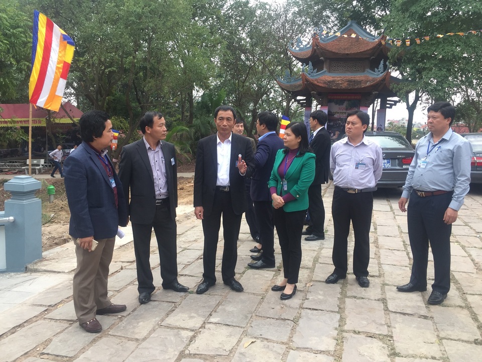Lễ hội vùng Lim nghiêm cấm hát Quan họ “ngửa nón nhận tiền” - 5 Ông Nguyễn Văn Phong Phó chủ tịch UBND tỉnh Bắc Ninh đi kiểm tra.