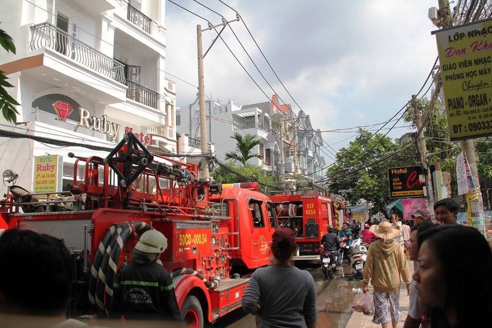Liên tiếp xảy ra 3 vụ cháy chỉ trong buổi sáng - 6 Lính cứu hỏa triển khai chữa cháy tại khách sạn Ruby