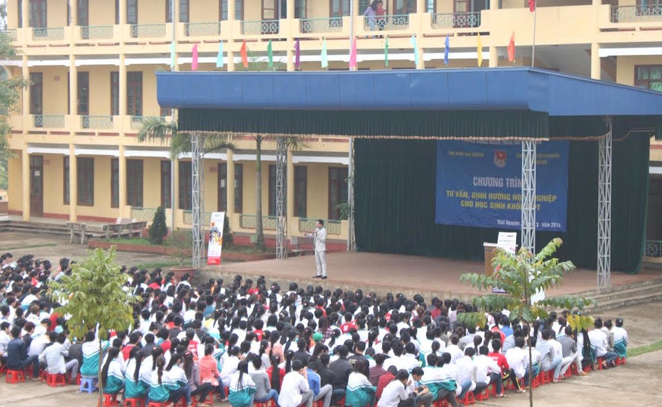 Triển khai dự án "Hướng nghiệp THPT 2017" - 3 Chuyên gia – diễn giả - Doanh nhân Ngô Minh Tuấn trong buổi tư vấn định hướng nghề nghiệp cho trường THPT Tỉnh Thái Nguyên