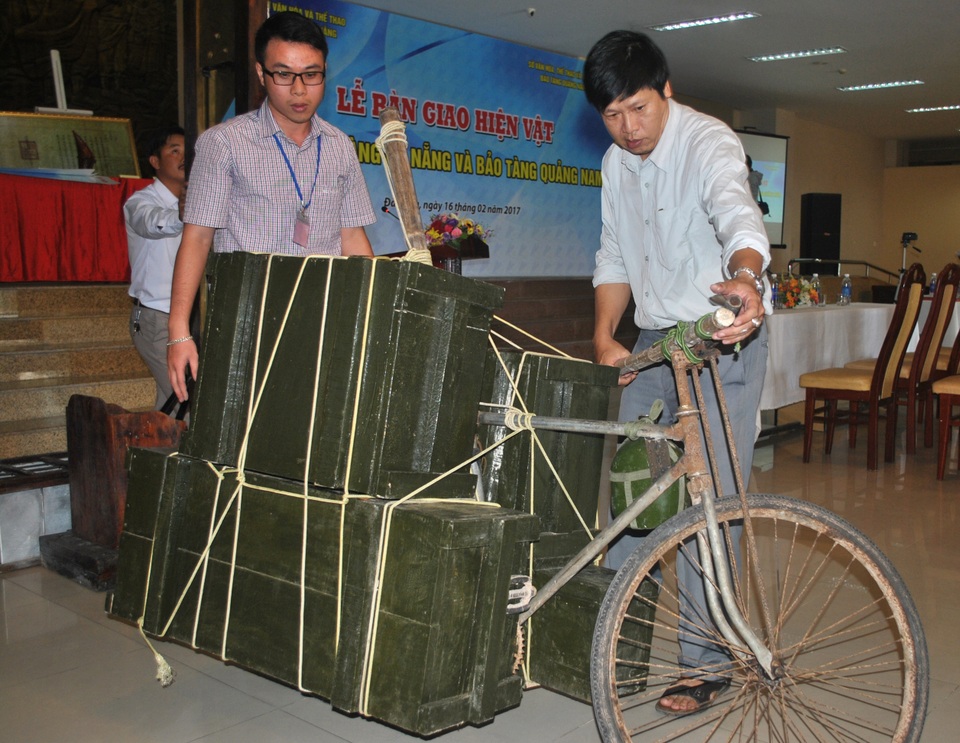 Trao đổi tư liệu và hiện vật giữa bảo tàng Quảng Nam và Đà Nẵng - 4 Xe đạp thồ Quân và dân Khu 5 dùng để vận chuyển lương thực, thực phẩm, đạn dược, hàng hóa cho chiến trường trong kháng chiến chống Mỹ cứu nước (1955-1975)