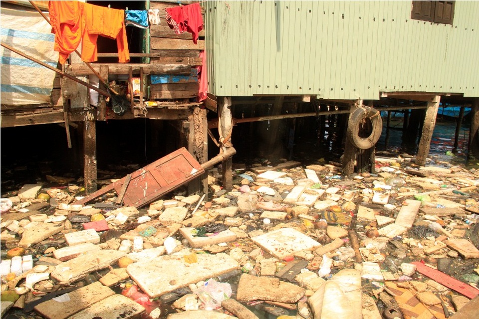 “Nghẹt thở” ở xóm ổ chuột giữa lòng thành phố - 1 Hàng trăm hộ dân ở phường Hải Cảng (TP Quy Nhơn, Bình Định) sống chen chúc ở xóm nhà rầm sát cảng cá Quy Nhơn