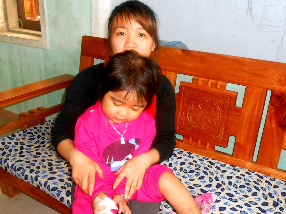 Thương bé 5 tuổi mang trên mình căn bệnh quái ác - 7 Bé Vàng Khuyên nay đã về nhà nhưng bệnh có thể tái phát bất cứ lúc nào, và hiện nay bé vẫn phải điều trị dài lâu cùng bệnh tật, tái khám thường xuyên để theo dõi. Và do cơ thể kháng thuốc nên bé phải dùng các loại thuốc nặng (nhiều loại không có trong danh mục bảo hiểm, với số tiền khá đắt đỏ), thay đổi liên tục, điều này ảnh hưởng lớn đến sức khỏe và có thể gây ra nhiều loại bệnh phát sinh