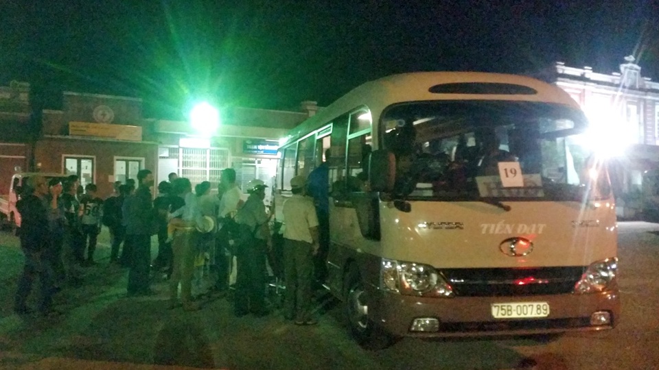 Nhân chứng kể lại giây phút chao đảo hỗn loạn trong con tàu trật bánh - 3 Những hành khách cuối cùng tàu SE2 gặp nạn được trung chuyển bằng xe để tiếp tục đi tàu khác