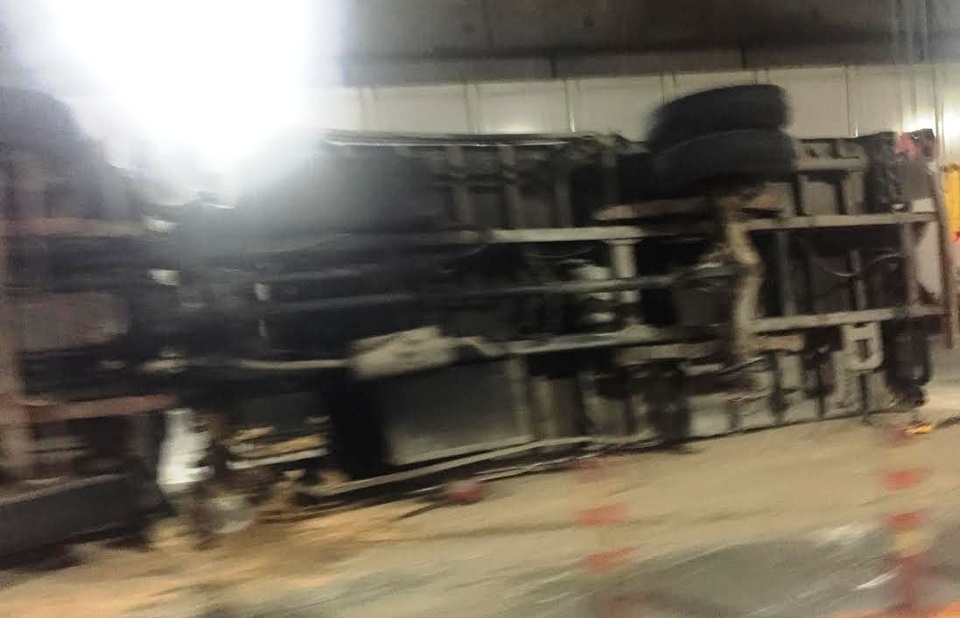 Xe tải văng bánh, lật nhào trong hầm vượt sông Sài Gòn - 1
Chiếc xe tải văng bánh, lật nhào ngay giữa hầm Thủ Thiêm hướng từ quận 1 sang quận 2, TPHCM.