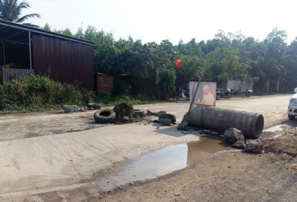 Người dân lại chặn xe tải, “phong toả” đường vào mỏ đá Tân Cang - 2
Người dân dùng rào chắn để chặn đường không cho xe tải ra vào mỏ đá.