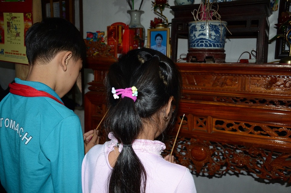 Gia cảnh bi đát của 2 bé mồ côi mẹ cùng mắc tim bẩm sinh - 4
Có lẽ vì sợ bọn trẻ quá đau buồn, phần vì nhà quá chật chội nên gia đình đã xin với dòng họ cho mang di ảnh của mẹ bọn trẻ lên trên nhà thờ họ