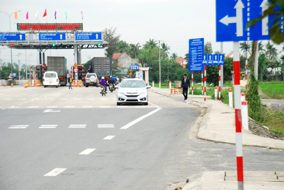 “Lạ lùng” ô tô rồng rắn ngược chiều quốc lộ 1A - 1 “Lạ lùng” ô tô rồng rắn ngược chiều quốc lộ 1A - 1