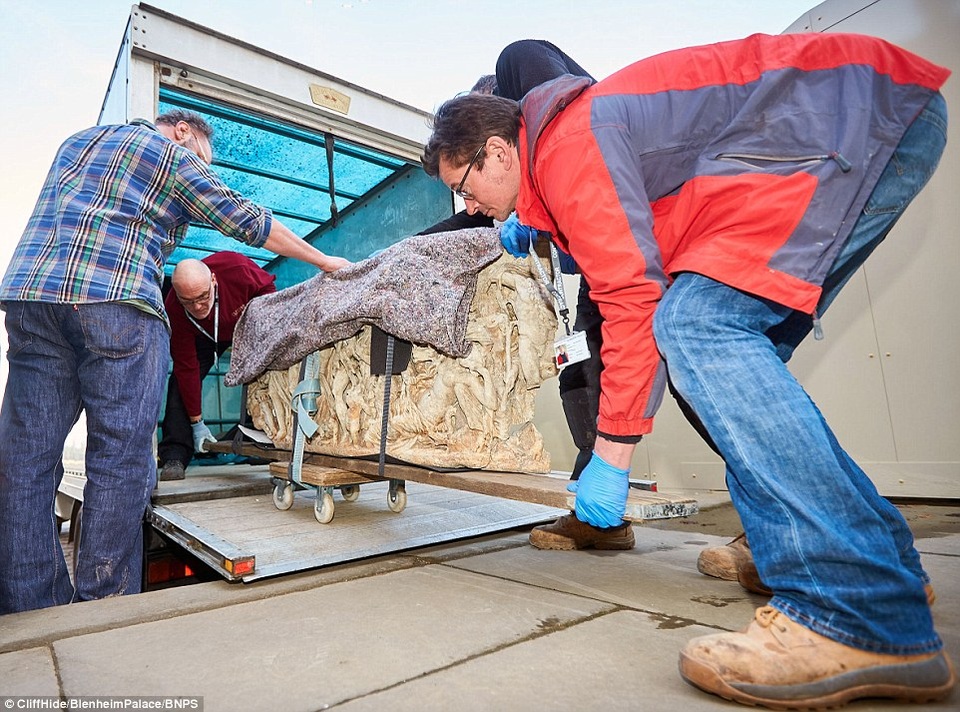 Quách cổ 1.800 năm tuổi trị giá 8 tỷ đồng bị đem làm… chậu hoa - 4 Ban quản lý cung điện Blenheim cho biết họ đã nhiều lần chiêm ngưỡng chiếc chậu trồng hoa và tự nhủ rằng chiếc chậu thật đẹp, nhưng không bao giờ hình dung được niên đại của nó lại lên tới cả ngàn năm.