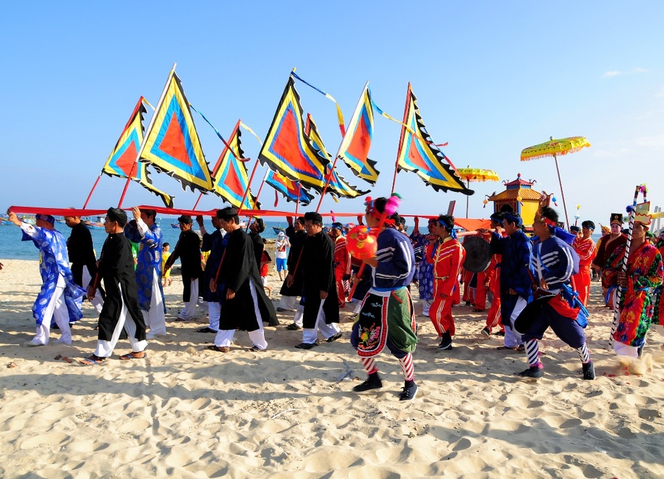 Kéo dải lụa đỏ bắc cầu rước thần từ biển