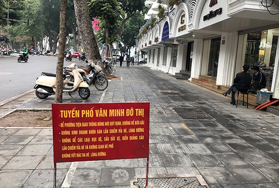 Hà Nội ra quân, người lấn chiếm vỉa hè nháo nhào chạy hàng - 12
Tuyến phố văn minh đô thị gần hồ Hoàn Kiếm sạch sẽ, tinh tươm. Khác với mọi ngày, sáng nay người dân để xe trên tuyến phố này đúng vị trí được quy định.
