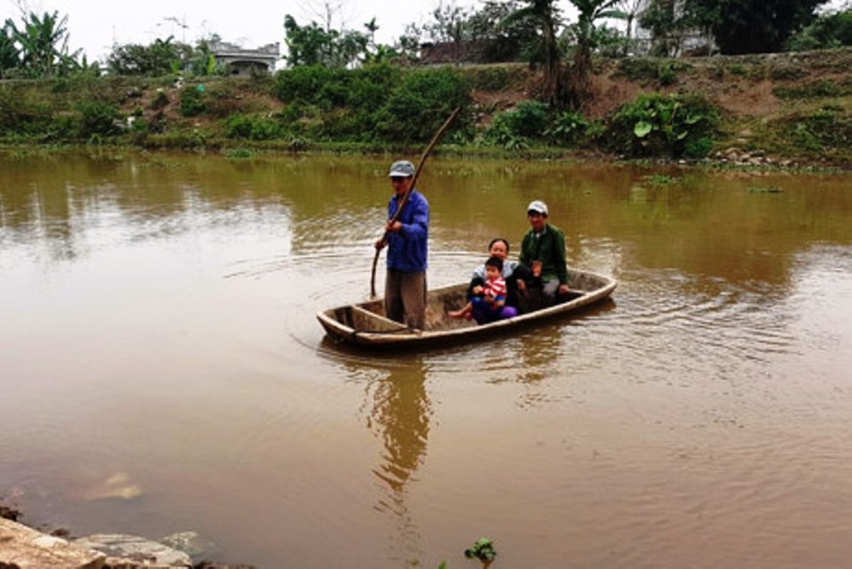 Doanh nghiệp “nắn” cầu: “Chủ tịch tỉnh ký đấy, các anh cứ ý kiến linh tinh!” - 2 Có cầu mới nhưng người dân vẫn phải chèo đò qua sông mỗi ngày.