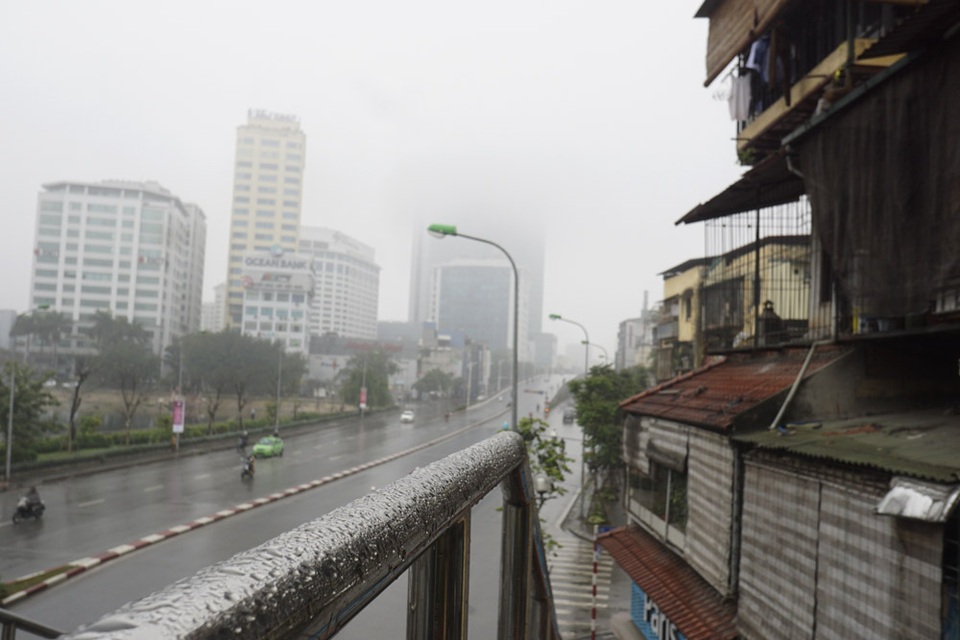 Buổi sáng Hà Nội mờ sương - 4 Không khí ẩm ướt khiến nước đọng thành giọt khắc nơi.