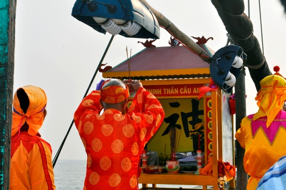 Rộn ràng diễn xướng bả trạo trong lễ hội cầu ngư biển Cửa Đại - 5 Cầu ngư với mong ước một năm ra khơi bội thu
