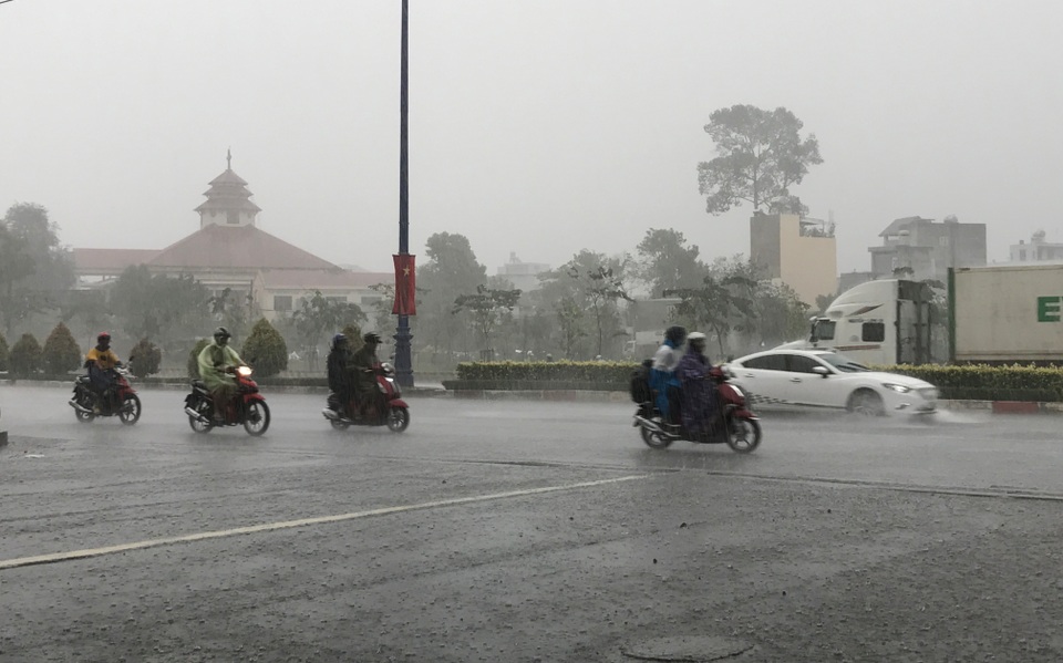 Sài Gòn hứng mưa lớn giữa cao điểm mùa khô - 3