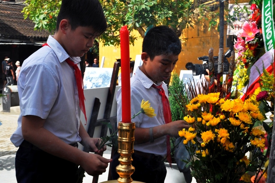 Các em học sinh THCS Nguyễn Duy Hiệu đại diện cho thế hệ trẻ Hội An dâng hương tưởng nhớ cố KTS Kazik