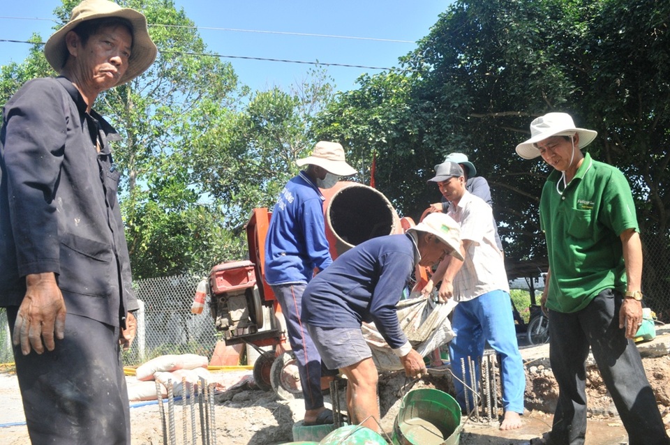 Những cụ ông 70 tuổi vác cát, bẻ sắt… xây cầu từ thiện - 5 Ông Lê Văn Út (đứng góc trái) - người phụ trách chính về mặt kỹ thuật xây cầu