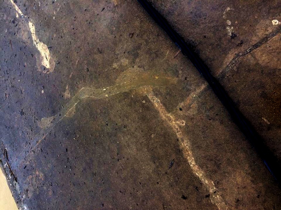 Thân đập dâng nghìn tỷ chi chít đường nứt - 1 Chi chít những vết nứt, vá dọc ngang trên mặt tràn xả