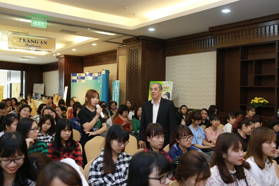 BS. Nguyễn Thành gần gũi chia sẻ kiến thức và giao lưu, giải đáp thắc mắc của các chị em phụ nữ.