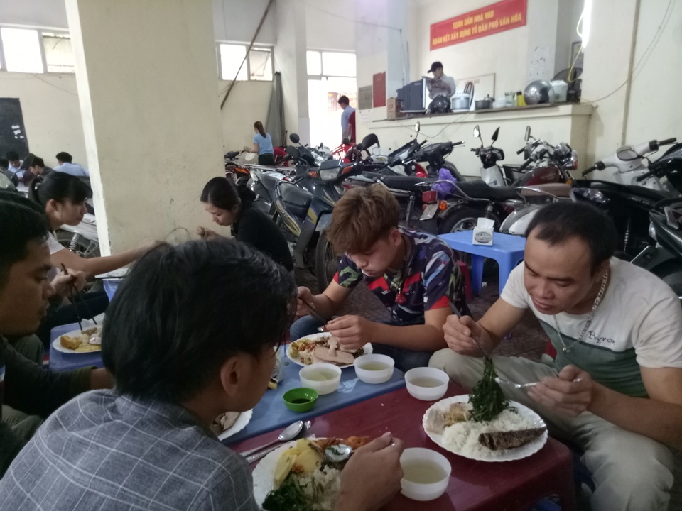 Hà Nội: Hàng quán “dạt” hành lang chung cư sau “cơn lốc” quét vỉa hè - 5 Hầm để xe của chung cư cũng được tận dụng mở hàng ăn. Khách ngồi chen chúc bên cạnh hàng trăm xe máy