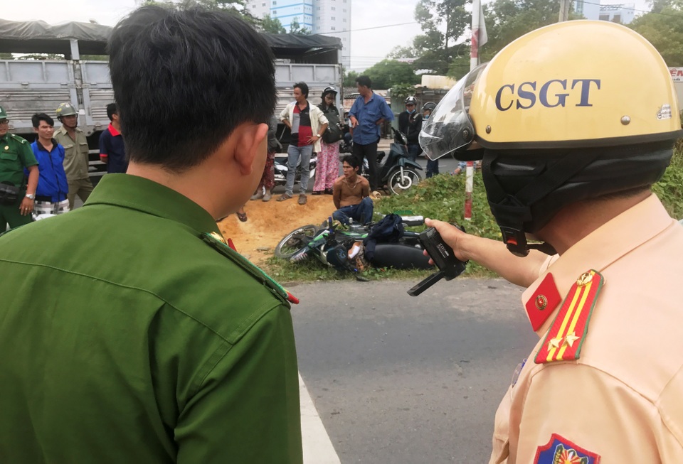 CSGT bắt đối tượng liên tục cướp tài sản ở cửa ngõ Sài Gòn - 1
CSGT đang làm thủ tục bàn giao nghi can cướp tài sản cho đại diện Công an phường Linh Trung, quận Thủ Đức.