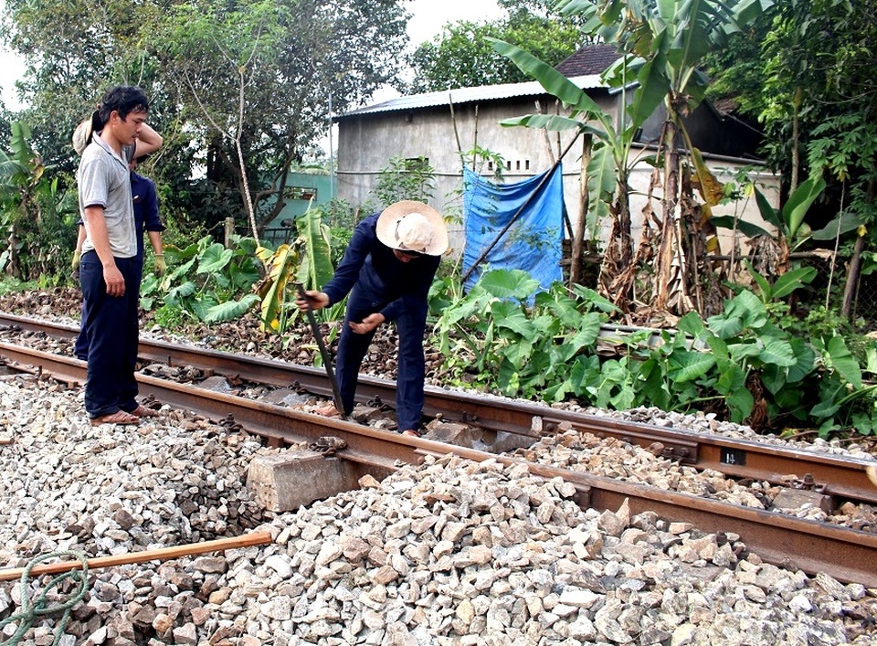 Tàu hỏa tông nát đầu xe tải, tài xế trọng thương - 4 Các nhân công đang sửa chữa lại đoạn đường sắt để các tàu lưu thông bình thường